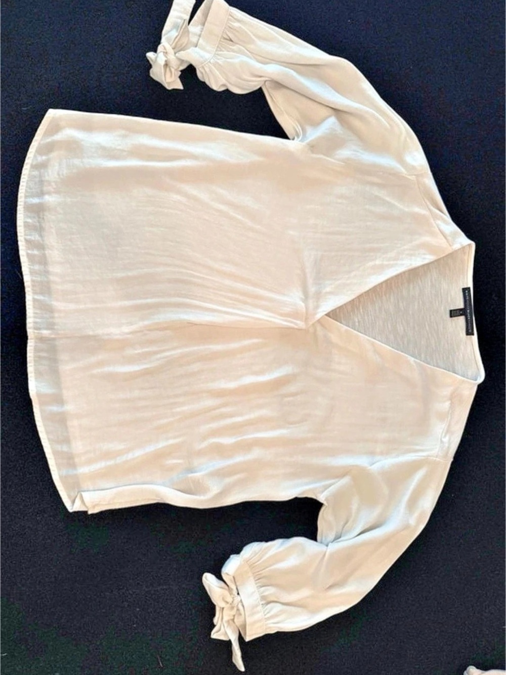 White House Black Market V-Neck Blouse in White Size Small Like New